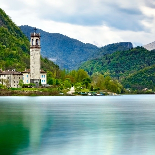 Walk along Lake Corlo in Arsiè. Circular route.